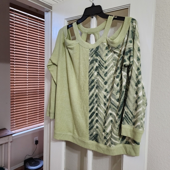 NWOT Cato XL Green Colorblock Cold Shoulder Sweater Top Cutout Neck - Picture 2 of 13